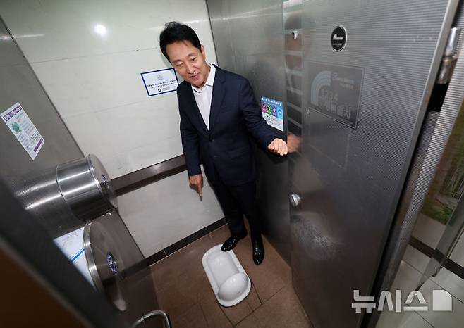 [서울=뉴시스] 배훈식 기자 = 지하철 공간혁신 현장방문에 나선 오세훈 서울시장이 23일 오전 서울 송파구 잠실역 화장실을 점검하고 있다. 서울시는 지하철 역사 내 화장실 구형 화변기 교체 등을 통해 시민 불편을 해소할 계획이다. 2025.07.23. dahora83@newsis.com
