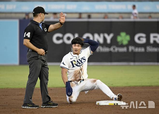 [탬파=AP/뉴시스] 탬파베이 레이스 김하성이 21일(현지 시간) 미 플로리다주 탬파의 조지 M. 스타인브레너 필드에서 열린 2025 메이저리그 시카고 화이트삭스와의 경기 2회 말 볼넷 진루에 이어 2루에 도루한 후 2루심 마크 웨그너가 타임을 선언하고 있다. 김하성은 허리 통증으로 4회에 교체됐다. 2025.07.22