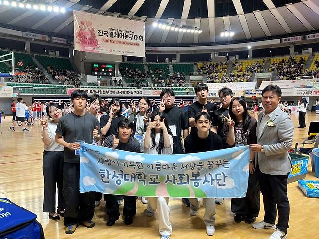 한성대 사회봉사단이 '전국 휠체어 농구대회'에서 봉사활동을 진행하고 기념사진을 촬영하고 있다. (사진=한성대 제공) *재판매 및 DB 금지
