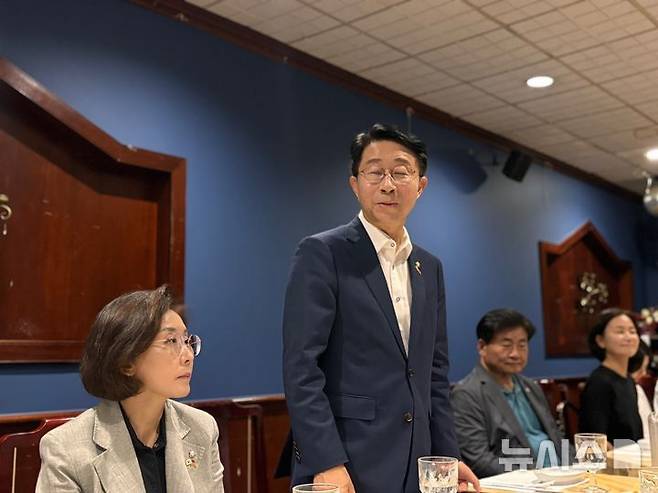 [워싱턴=뉴시스]이윤희 특파원 = 여야 13명 의원으로 구성된 한미의원연맹 방미단이 22일(현지 시간) 미국 워싱턴DC 인근 한 식당에서 특파원 간담회를 진행했다. 공동단장인 조정식 더불어민주당 의원과 나경원 국민의힘 의원의 모습. 2025.07.23.