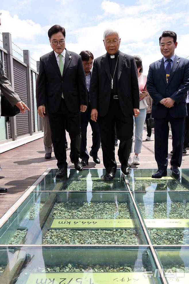 [파주=뉴시스] 국회사진기자단= 유흥식 추기경과 우원식(왼쪽) 국회의장이 23일 경기도 파주 임진각 평화누리공원 독개다리로 향하며 북으로 향하는 철길 위를 함께 걷고 있다.2025.07.23. photo@newsis.com