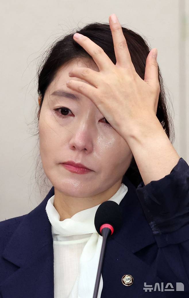 [서울=뉴시스] 고승민 기자 = 강선우 여성가족부 장관 후보자가 14일 서울 여의도 국회에서 열린 여성가족위원회의 인사청문회에서 머리카락을 넘기고 있다. 2025.07.14. kkssmm99@newsis.com