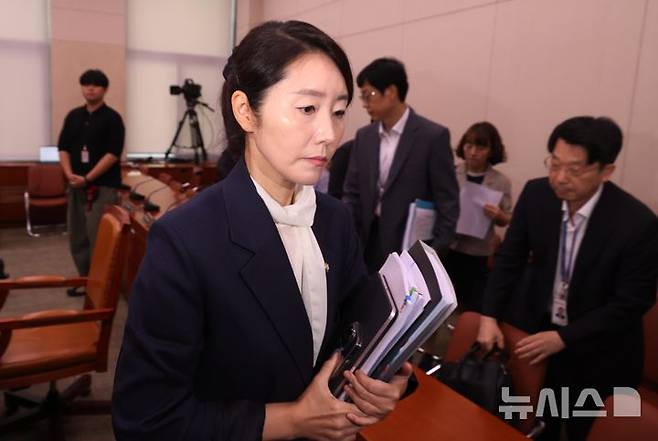 [서울=뉴시스] 조성봉 기자 = 강선우 여성가족부 장관 후보자가 14일 오전 서울 여의도 국회에서 열린 여성가족위원회의 인사청문회에서 정회가 되자 회의장을 나서고 있다.  2025.07.14. suncho21@newsis.com