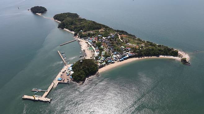 [화성=뉴시스] 하늘에서 바라 본 국화도 전경.(사진=화성시 제공)2025.07.23.photo@newsis.com  *재판매 및 DB 금지