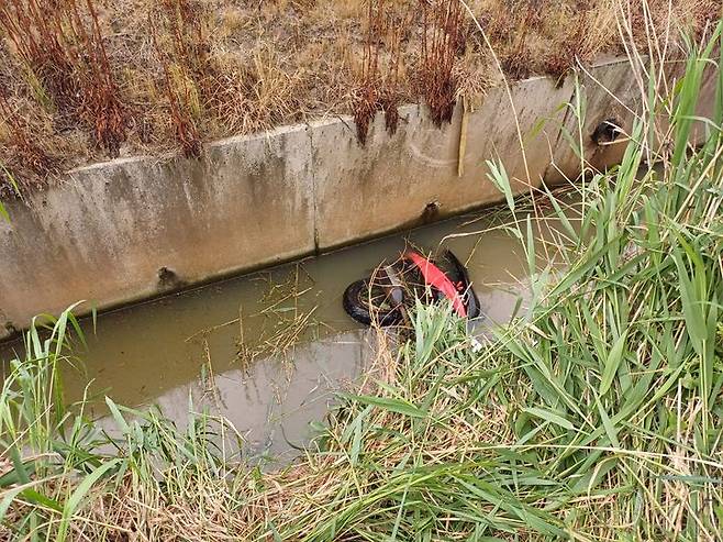 [인천=뉴시스] 농로에 떨어진 오토바이. (사진=뉴시스DB) 2025.07.23. photo@newsis.com *사진은 기사와 직접 관련 없음 *재판매 및 DB 금지