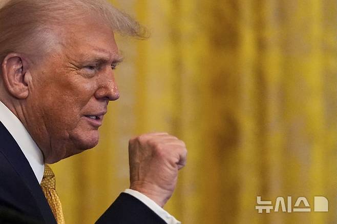 [워싱턴=AP/뉴시스] 도널드 트럼프 미국 대통령이 22일(현지 시간) 백악관에서 열린 공화당 만찬 행사에서 주먹을 쥐고 있다. 2025.07.23.