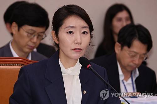 답변하는 강선우 여가부 장관 후보자 (서울=연합뉴스) 김주성 기자 = 강선우 여성가족부 장관 후보자가 지난 14일 국회 여성가족위원회에서 열린 인사청문회에서 위원의 질문에 답하고 있다. 2025.7.14 utzza@yna.co.kr