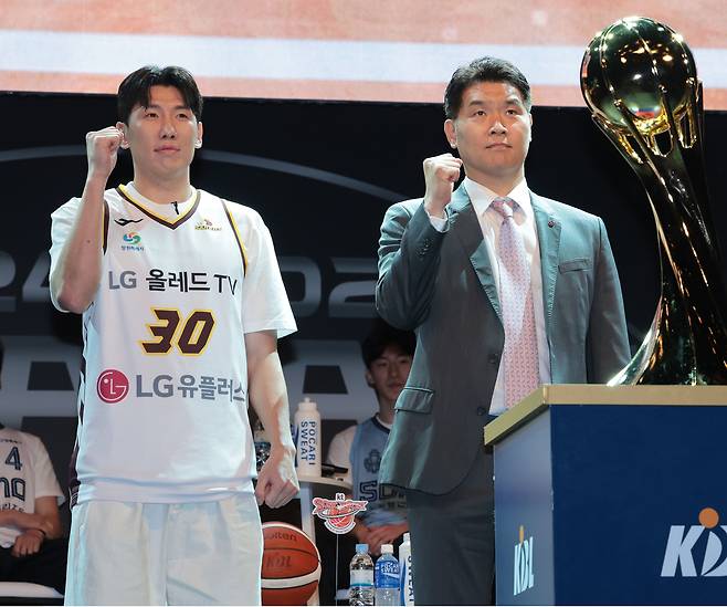 끝내 새 둥지를 찾지 못한 LG 두경민 [왼쪽/연합뉴스 자료]