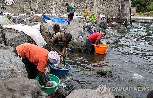 콩고민주공화국 키부의 호수에서 빨래는 여성들 [로이터 연합뉴스 자료사진 재판매 및 DB 금지]