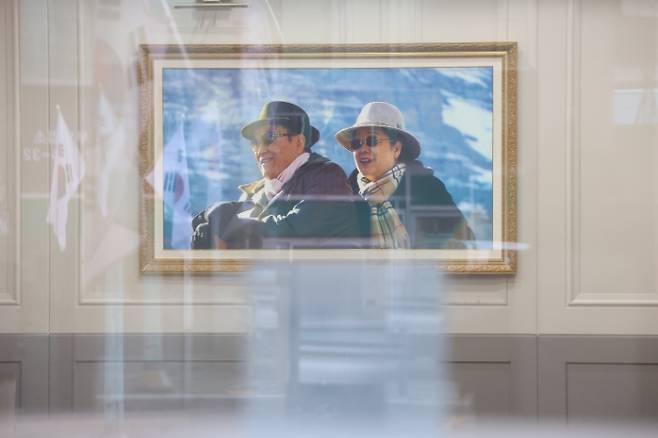 김건희 특검, 통일교 서울 본부 압수수색 실시     (서울=연합뉴스) 김도훈 기자 = 18일 김건희 여사 관련 의혹을 수사하는 민중기 특별검사팀이 압수수색을 실시한 서울 용산구 통일교 서울본부 로비에 한학자 통일교 총재(오른쪽)와 고 문선명 통일교 총재 사진이 걸려 있다.     이날 특검팀은 '건진법사 청탁 의혹'과 관련해 가평에 위치한 통일교 본부와 서울 용산구에 있는 서울 본부에 대한 압수수색을 실시했다. 2025.7.18     superdoo82@yna.co.kr  (끝)   <저작권자(c) 연합뉴스, 무단 전재-재배포, AI 학습 및 활용 금지> 연합뉴스