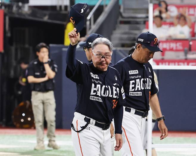 20일 경기도 수원케이티위즈파크에서 열린 2025 KBO리그 프로야구 한화 이글스와 kt wiz의 경기. 10 대 0으로 승리한 한화 김경문 감독이 경기가 끝난 후 팬들에게 인사하고 있다.연합뉴스