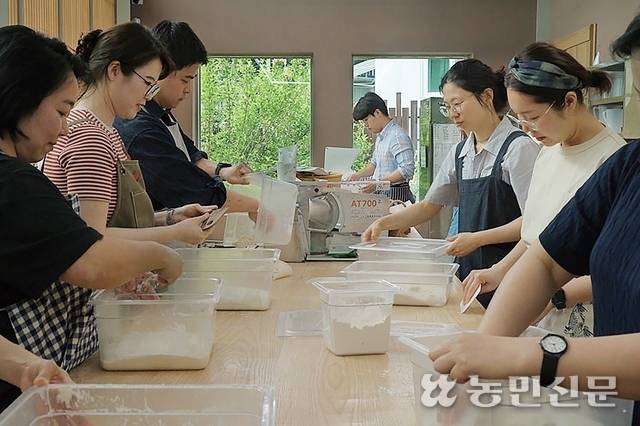‘산·균·빵’ 체험 참가자들이 직접 기른 균으로 반죽을 하는 모습. 영월=김원철 프리랜서 기자