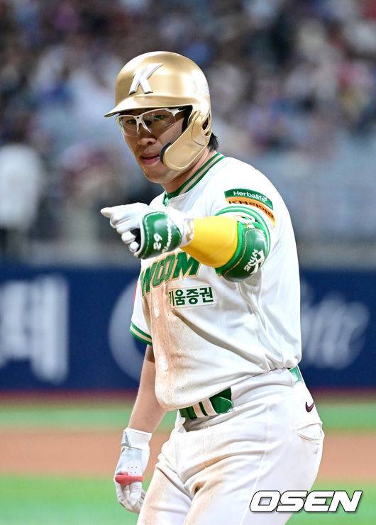 [OSEN=고척, 최규한 기자] 22일 오후 서울 고척스카이돔에서 ‘2025 신한 SOL Bank KBO리그’ 키움 히어로즈와 롯데 자이언츠의 경기가 열렸다.홈팀 키움은 라클란 웰스, 방문팀 롯데는 나균안을 선발로 내세웠다.5회말 1사 주자없는 상황 키움 임지열이 안타를 날리고 1루에 안착해 기뻐하고 있다. 2025.07.22 / dreamer@osen.co.kr