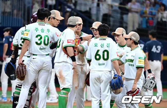 [OSEN=고척, 최규한 기자] 프로야구 키움 히어로즈가 롯데 자이언츠를 꺾고 승리했다. 설종진 감독대행이 첫 승리를 거뒀다.&nbsp;키움은&nbsp;22일 서울 고척 스카이돔에서 열린 2025 KBO리그 롯데와 경기에서 6-3으로 승리했다.&nbsp;임지열이 5타수 4안타(2루타 1개) 2도루 2타점 2득점으로 활약했다. 이주형이 결승타 포함 4타수 2안타 2타점, 최주환이 4타수 2안타 2타점을 기록했다.&nbsp;경기를 마치고 승리한 키움 선수들이 인사를 나누고 있다. 2025.07.22 / dreamer@osen.co.kr