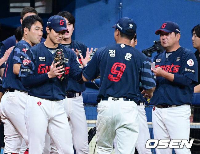 [OSEN=고척, 최규한 기자] 22일 오후 서울 고척스카이돔에서 ‘2025 신한 SOL Bank KBO리그’ 키움 히어로즈와 롯데 자이언츠의 경기가 열렸다.홈팀 키움은 라클란 웰스, 방문팀 롯데는 나균안을 선발로 내세웠다.6회말 1사 만루 상황 키움 어준서를 병살타로 이끌며 실점없이 이닝을 막아낸 롯데 투수 홍민기가 1루수 정훈과 인사를 나누고 있다. 2025.07.22 / dreamer@osen.co.kr