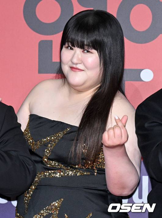 [OSEN=조은정 기자]2023 SBS&nbsp;연예대상 포토월 행사가 30일 서울 마포구 상암 SBS 프리즘타워에서 열렸다.코미디언 이국주가 레드카펫을 밟으며 포즈를 취하고 있다. 2023.12.30/cej@osen.co.kr