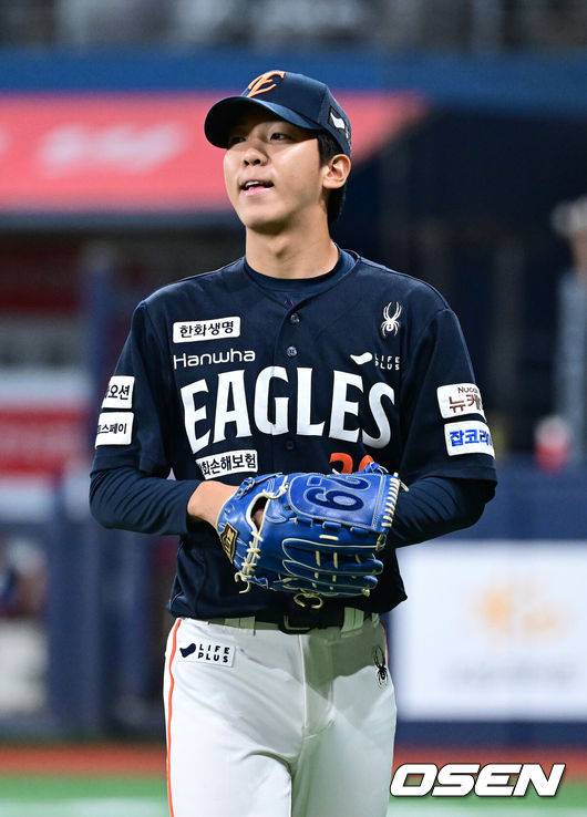 [OSEN=고척, 최규한 기자] 5일 서울 고척스카이돔에서 ‘2025 신한 SOL Bank KBO리그’ 키움 히어로즈와 한화 이글스의 경기가 열렸다.홈팀 키움은 라클란 웰스, 방문팀 한화는 류현진을 선발로 내세웠다.6회말 2사 1, 2루 상황 키움 송성문을 외야 뜬공으로 이끌며 실점없이 이닝을 막아낸 한화 투수 황준서가 더그아웃으로 향하고 있다. 2025.07.05 / dreamer@osen.co.kr