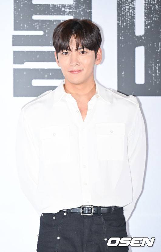 [OSEN=김성락 기자] 31일 오후 서울 강남구 메가박스 코엑스에서 영화 '리볼버’의 언론배급시사회가 열렸다. 영화 ‘리볼버’는 모든 죄를 뒤집어쓰고 교도소에 들어간 전직 경찰 ‘수영’의 출소 후 이야기를 그렸다. 배우 지창욱이 포토타임을 갖고 있다. 2024.07.31 / ksl0919@osen.co.kr