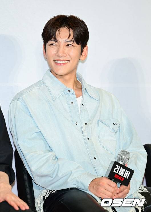 [OSEN=김성락 기자] 31일 오후 서울 강남구 메가박스 코엑스에서 영화 '리볼버’의 쇼케이스 행사가 열렸다. 영화 ‘리볼버’는 모든 죄를 뒤집어쓰고 교도소에 들어간 전직 경찰 ‘수영’의 출소 후 이야기를 그렸다. 배우 지창욱이 미소짓고 있다. 2024.07.31 / ksl0919@osen.co.kr