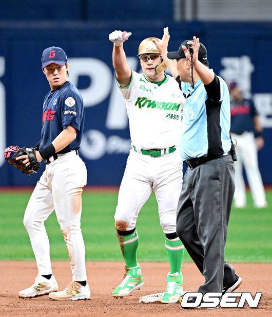 [OSEN=고척, 최규한 기자] 22일 오후 서울 고척스카이돔에서 ‘2025 신한 SOL Bank KBO리그’ 키움 히어로즈와 롯데 자이언츠의 경기가 열렸다.홈팀 키움은 라클란 웰스, 방문팀 롯데는 나균안을 선발로 내세웠다.1회말 1사 주자없는 상황 키움 임지열이 왼쪽 2루타를 날리고 2루에 안착해 기뻐하고 있다. 2025.07.22 / dreamer@osen.co.kr