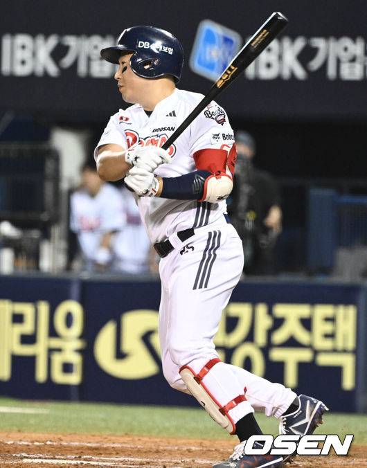 [OSEN=잠실, 조은정 기자]22일 오후 서울 잠실야구장에서 2025 신한 SOL Bank KBO리그 두산 베어스와 한화 이글스의 경기가 열렸다.이날 두산은 잭로그, 한화는 문동주를 선발로 내세웠다.9회말 1사 3루 두산 양의지가 적시타를 날리고 있다. 2025.07.22 /cej@osen.co.kr