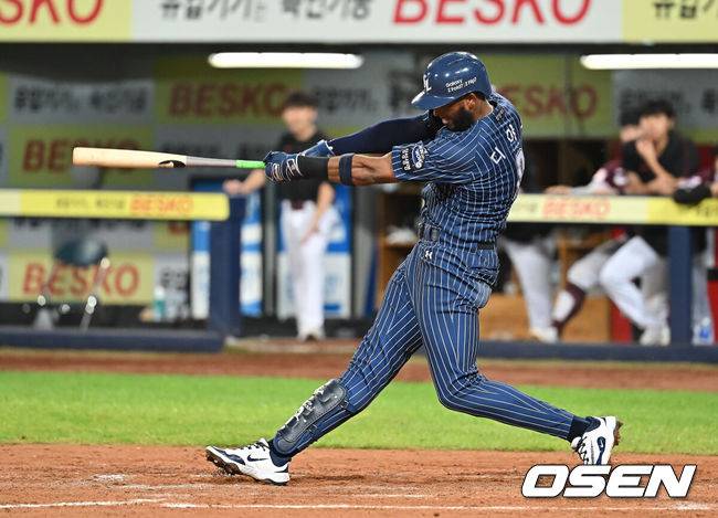 [OSEN=대구, 이석우 기자] 20일 대구삼성라이온즈파크에서 2025 신한 SOL 뱅크 KBO 리그 삼성 라이온즈와 키움 히어로즈의 경기가 열렸다. 홈팀 삼성은 후라도가, 방문팀 키움은 알칸타라가 선발 출전했다. 삼성 라이온즈 디아즈가 7회말 우월 솔로 홈런을 치고 있다. 2025.07.20 / foto0307@osen.co.kr