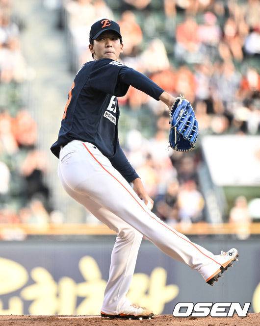 [OSEN=잠실, 조은정 기자]23일 오후 서울 잠실야구장에서 2025 신한 SOL Bank KBO리그 두산 베어스와 한화 이글스의 경기가 열렸다.이날 두산은 최민석, 한화는 황준서를 선발로 내세웠다.1회말 한화 선발 황준서가 역투하고 있다. 2025.07.23 /cej@osen.co.kr