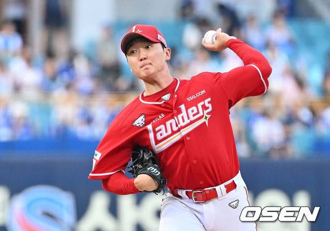 [OSEN=대구, 이석우 기자] 23일 대구삼성라이온즈파크에서 2025 신한 SOL 뱅크 KBO 리그 삼성 라이온즈와 SSG 랜더스의 경기가 열렸다. 홈팀 삼성은 가라비토가, 방문팀 SSG는 김건우가 선발 출전했다. SSG 랜더스 선발 투수 김건우가 역투하고 있다. 2025.07.23 / foto0307@osen.co.kr
