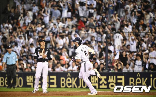 [OSEN=잠실, 조은정 기자]23일 오후 서울 잠실야구장에서 2025 신한 SOL Bank KBO리그 두산 베어스와 한화 이글스의 경기가 열렸다.이날 두산은 최민석, 한화는 황준서를 선발로 내세웠다.4회말 두산 케이브가 홈런을 날린 뒤 베이스를 돌고 있다. 1회 이어 멀티 홈런. 2025.07.23 /cej@osen.co.kr