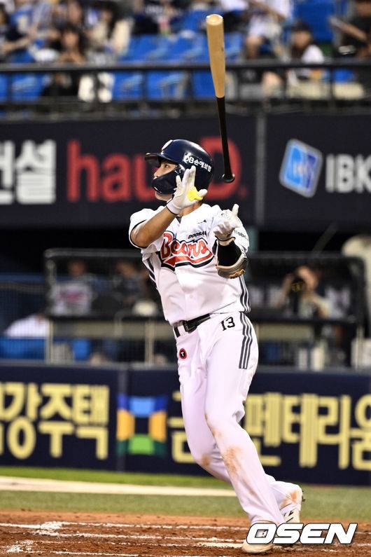 [OSEN=잠실, 조은정 기자]23일 오후 서울 잠실야구장에서 2025 신한 SOL Bank KBO리그 두산 베어스와 한화 이글스의 경기가 열렸다.이날 두산은 최민석, 한화는 황준서를 선발로 내세웠다.4회말 2사 1루 두산 이유찬이 투런 홈런을 날리고 있다. 2025.07.23 /cej@osen.co.kr