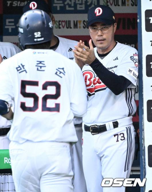 [OSEN=잠실, 조은정 기자]23일 오후 서울 잠실야구장에서 2025 신한 SOL Bank KBO리그 두산 베어스와 한화 이글스의 경기가 열렸다.이날 두산은 최민석, 한화는 황준서를 선발로 내세웠다.1회말 2사 두산 박준순이 좌월 솔로 홈런을 날린 뒤 조성환 감독대행의 환영을 받고 있다. 2025.07.23