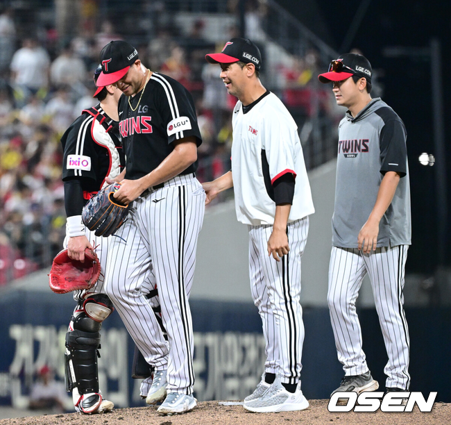 [OSEN=광주, 최규한 기자] 23일 광주-기아 챔피언스필드에서 ‘2025 신한 SOL Bank KBO리그’ KIA 타이거즈와 LG 트윈스의 경기가 열렸다.홈팀 KIA는 김도현, 방문팀 LG는 요니 치리노스를 선발로 내세웠다.7회말 2사 1, 3루 상황 LG 선발 치리노스가 마운드를 내려가며 김광삼 코치와 인사를 나누고 있다. 2025.07.23 / dreamer@osen.co.kr