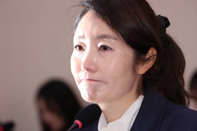 ▲강선우 여성가족부 장관 후보자가 지난 14일 국회 여성가족위원회에서 열린 인사청문회에서 발달장애 자녀에 대한 질문을 받으며 눈시울을 붉히고 있다. ⓒ연합뉴스