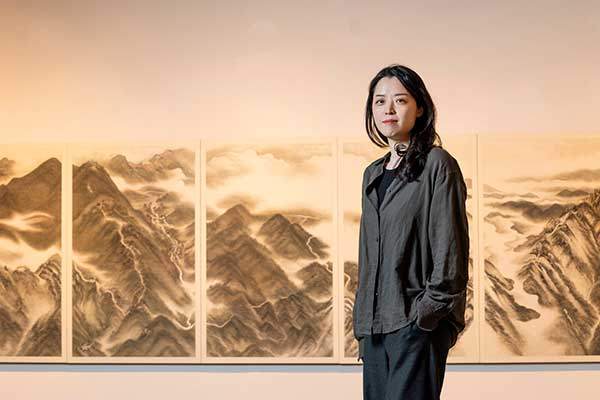 수묵화로 그린 지리산 '두류전도' 앞에 선 진희란 화백.