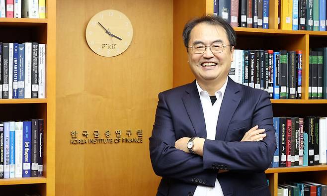 지만수 한국금융연구원 선임연구위원이 서울 중구 명동 연구원에서 포즈를 취하고 있다.&nbsp; 이제원 선임기자
