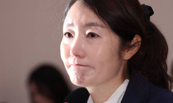 강선우 여성가족부 장관 후보자가 14일 국회 여성가족위원회에서 열린 인사청문회에서 발달장애 자녀에 대한 질문을 받으며 눈시울을 붉히고 있다. 연합뉴스