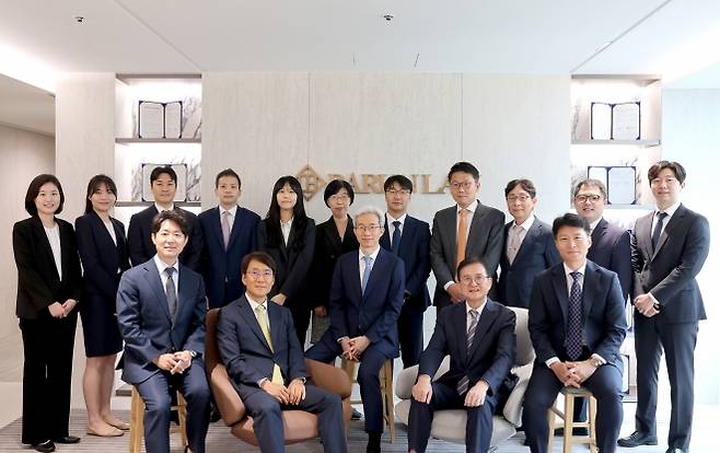 법무법인 바른 공정거래그룹 변호사들이 단체 사진을 찍고 있다. 앞줄 왼쪽부터 반시계 방향으로 백광현·김용하·정경환 변호사, 신동권 고문, 고진원·김용현·정우영 변호사, 한인규 전문위원, 정양훈 변호사, 김진용 전문위원, 서혜숙·정수현·조윤찬·오지현·이기쁨·박정민 변호사. 바른 제공