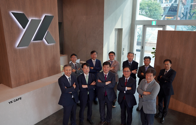 법무법인 YK의 대표변호사들이 기념사진을 촬영하고 있다. 뒷줄 왼쪽부터 천기홍·한상진·이진호·최인호·최영운·김도형 대표변호사. 앞줄 왼쪽부터 정규영·이기석 대표변호사, 배성범 형사총괄대표변호사, 유병두·김성문 대표변호사. YK 제공
