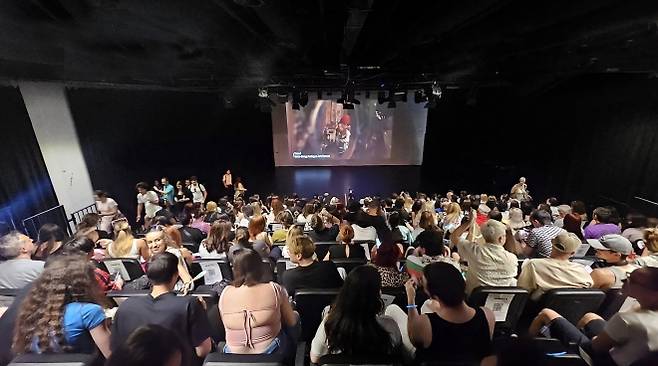 지난 12일(현지시간) 불가리아 수도 소피아의 토플로센트랄라 문화센터에서  열린 2025 K-팝 커버댄스 페스티벌 인 불가리아 행사에서  불가리아 한류팬들이 한국 홍보 영상을 관람하고 있다.