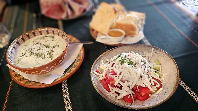 불가리아 전통음식에는 요구르트와 치즈, 토마토 등이 들어간 음식들이 많이 있다. 사진은 불가리아 대표 전통음식인 타라토르와 숍스카 샐러드.