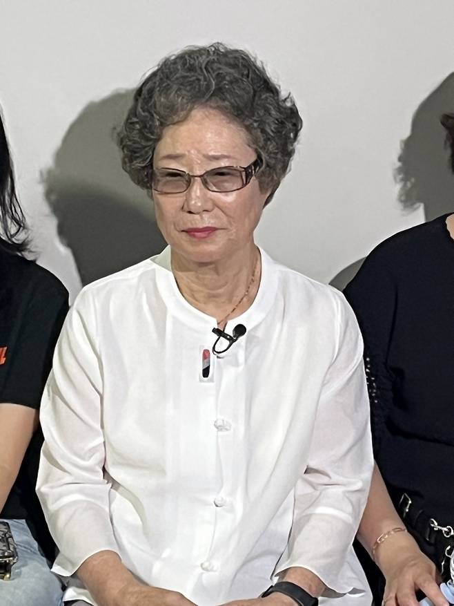 ‘61년의 기다림’ 첫 공판 앞둔 최말자씨 - 최말자(78·가운데)씨가 23일 오전 부산지법 352호 법정 앞에서 자신의 재심 첫 공판을 기다리고 있다. 최씨는 61년 전 자신을 성폭행하려던 남성의 혀를 깨물어 중상해 혐의 유죄 판결을 받았으나 재심을 받게 됐다. 2025.7.23 연합뉴스