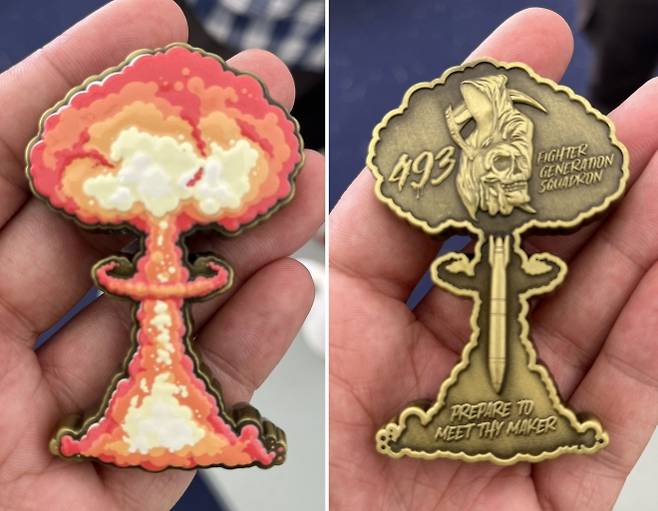 영국 레이컨히스 기지에서 공개된 미 공군 493정비대의 상징판. 왼쪽에는 전술핵 B61과 버섯구름 형태의 핵폭발 장면이 입체적으로 묘사돼 있으며, 오른쪽에는 “심판자와 마주할 준비를 하라”는 문구가 새겨져 있다. 이 장식판은 부대의 임무 특성을 상징적으로 보여주는 내부 기념물로, 핵무기 재배치 정황을 뒷받침하는 간접 증거로 주목받고 있다. 출처=엑스