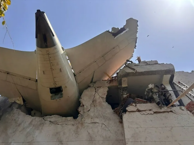 2025년  6월 12일(현지 시간) 에어인디아 소속 보잉 787 드림라이너 항공기가 인도 서부 아마다바드 국제공항에서 이륙한 직후 인근 주택가에 추락했다. 이 항공기는 추락하며 B J 의과대 기숙사 건물과 충돌했다. 인도 경찰 제공