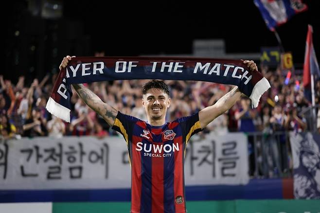 Suwon FC Willian is delighted after winning 2-1 in the home match against the 2025 K League 1 22nd round Gwangju FC held at the Suwon Stadium on the 18th. K -League provided