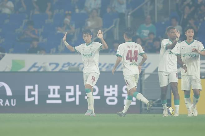 대전하나시티즌 이명재가 23일 울산 문수월드컵경기장에서 열린 2025 K리그1 23라운드 울산 HD와의 원정 경기에서 동점 골을 넣고 친정팀에 대한 예우로 세레머니를 자제하고 있다. K리그 제공