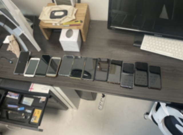 경찰이 업체 대표 사무실을 압수수색해 확보한 휴대전화 등 증거품. 사진=부산경찰청 제공