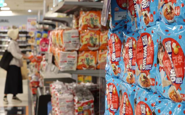 사진은 7일 서울 한 대형마트 라면 판매대 모습. 연합뉴스.