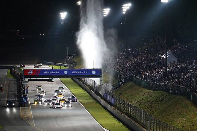 나이트 레이스로 치러진 슈퍼레이스 4라운드. 사진: 김학수 기자