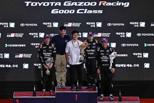 토요타 가주 레이싱 6000 클래스 포디엄에 오른 서한 GP 선수들과 포즈를 취하고 있는 마석호 대표. 사진: 김학수 기자