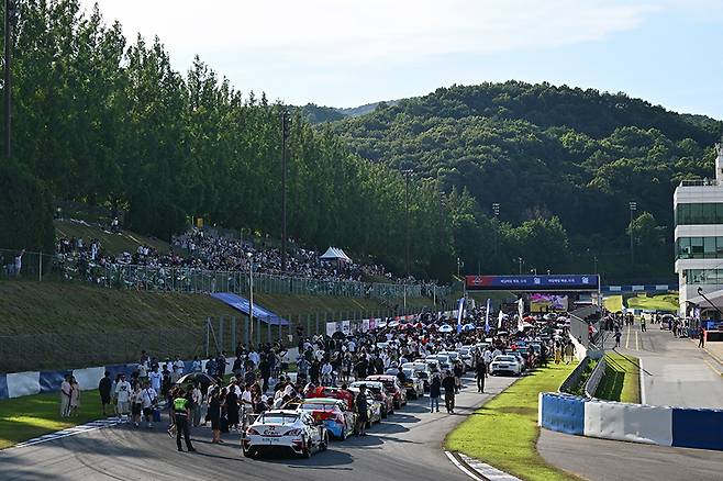그리드 워크 이벤트에는 많은 관람객들이 몰렸다. 사진: 김학수 기자